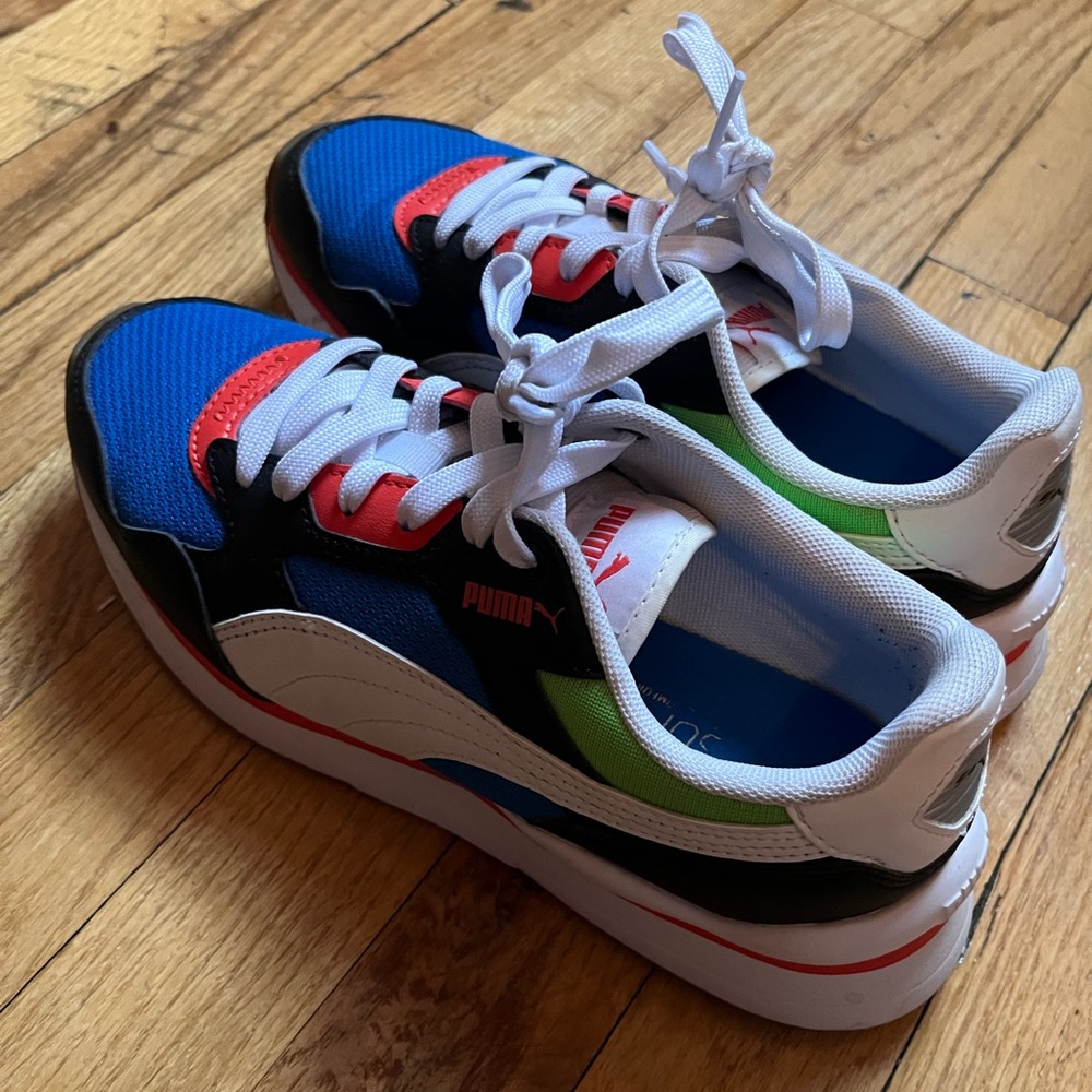 PUMA tennis shoes